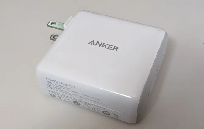 充電器って大容量がいいでしょ。で、すべての機器がUSB Type Cならこれで十分。（Anker USB-C充電器 PowerPort Atom PD 2）