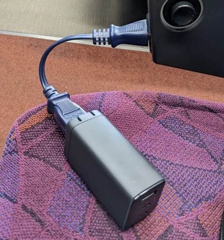 自重でコンセントから抜ける充電器重さ問題と解決方法