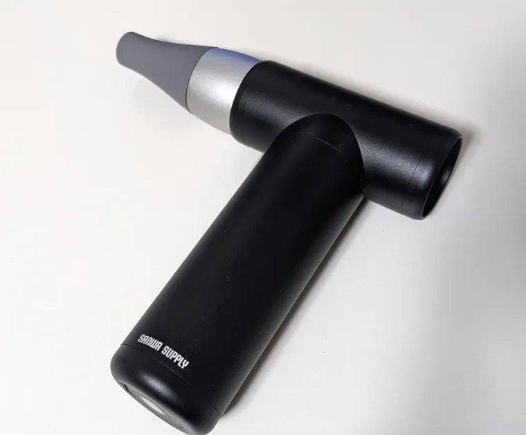 缶のエアダスターより経済的。ホコリはとりあえず吹っ飛ばしましょう。（サンワダイレクト 電動エアダスター 充電式 200-CD076）