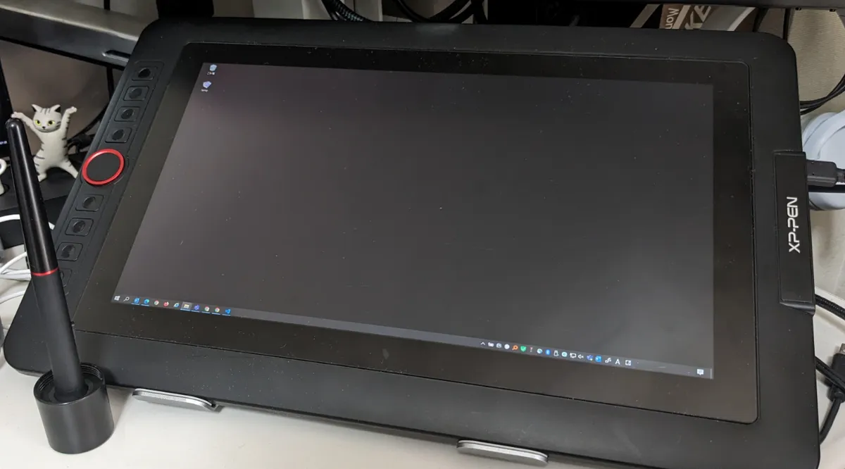 液晶タブレットがあるとWeb会議中に資料に書き込めて伝わり方が違います。（XPPen 液晶タブレット Artist 13.3 Pro）